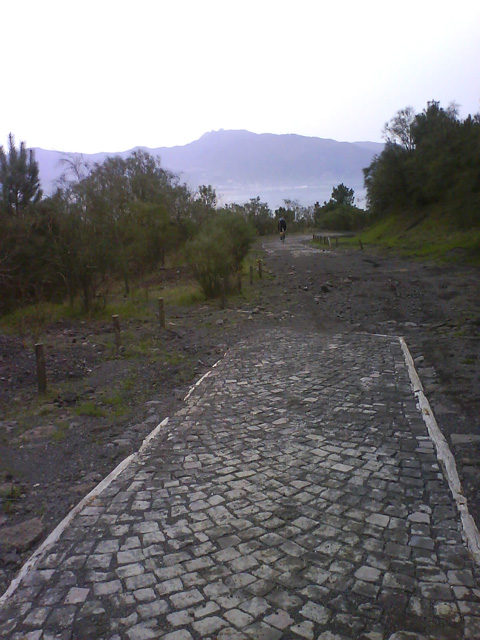[Die «gute» Strasse auf der Südseite des Vesuv hinunter nach Boscotrecase.]