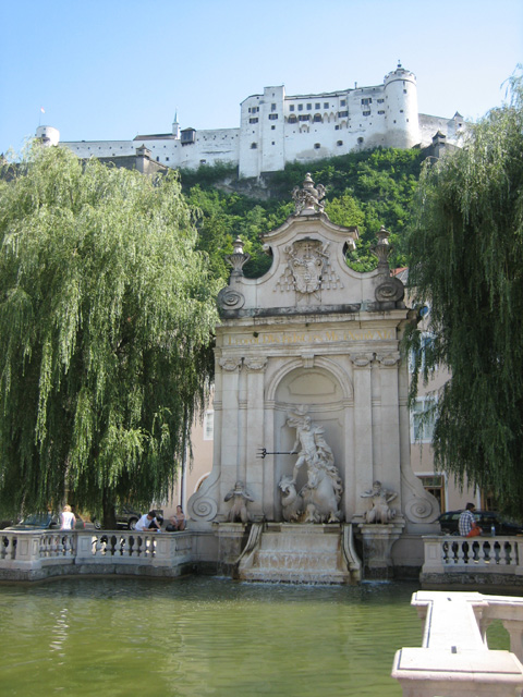 Brunnen in Salzburg mit Burg im Hintergrund